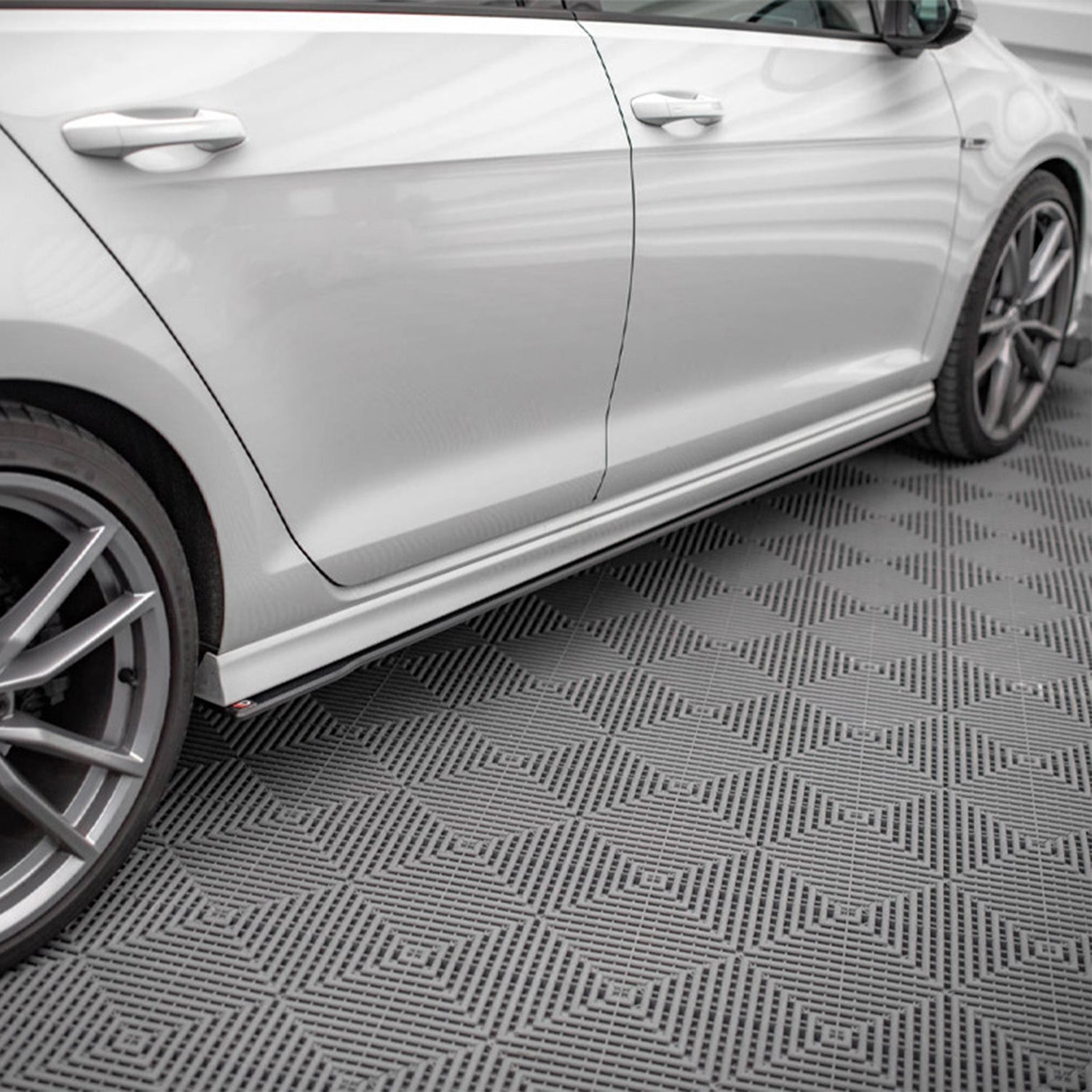 Maxton Design VW Golf R Mk7 Street Pro Black Side Skirts