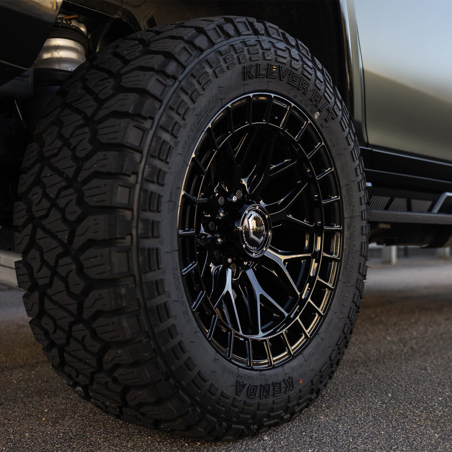 Vossen HFX-1 Forged Alloy Wheels In Gloss Black (8-Lug)