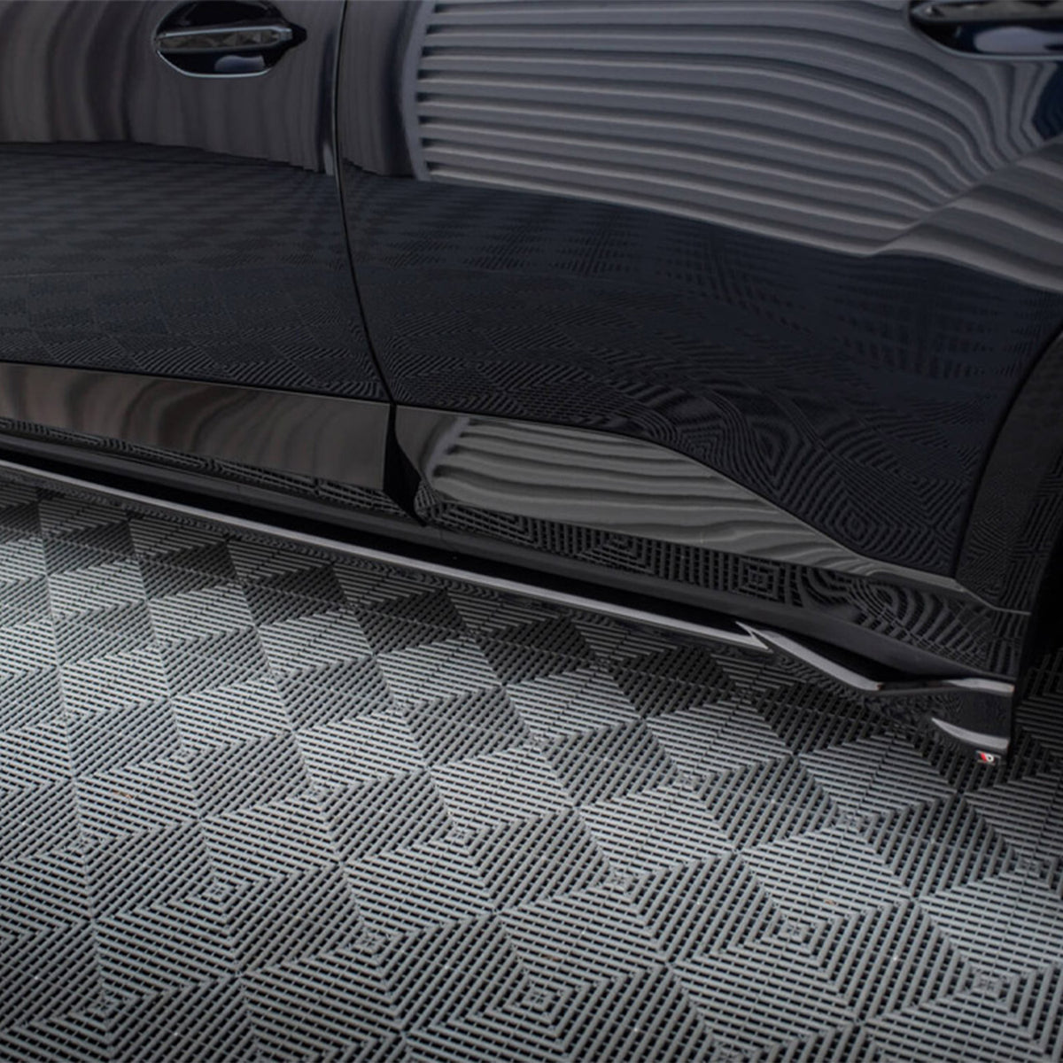 Maxton Design BMW G09 XM V1 Side Skirts In Gloss Black