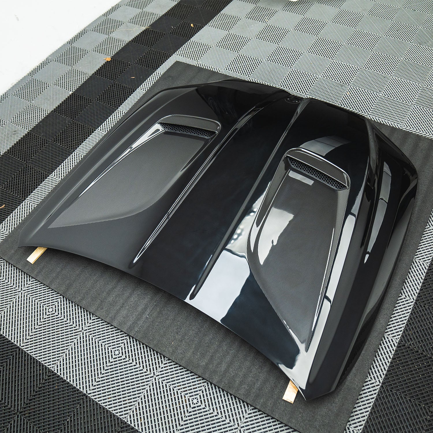 SooQoo BMW G90 & G99 M5 Vented Hood In Gloss Black Painted Pre Preg Carbon Fibre With Exposed Vent Sections