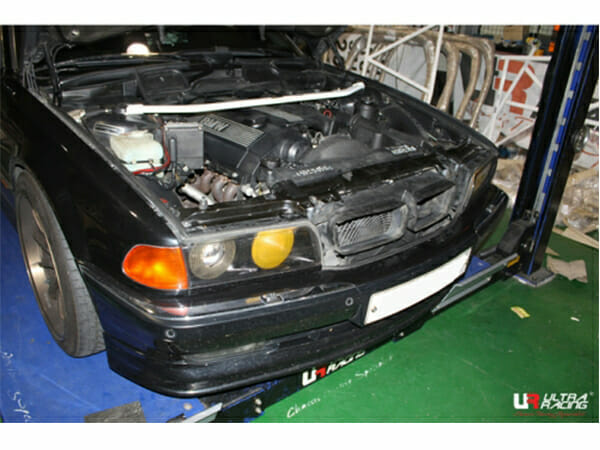 Ultra Racing BMW 7 E38 (728i) 2.8 2WD 94-01 UltraRacing 2-Point Front Upper Strutbar (3606) URKR-TW2-3606