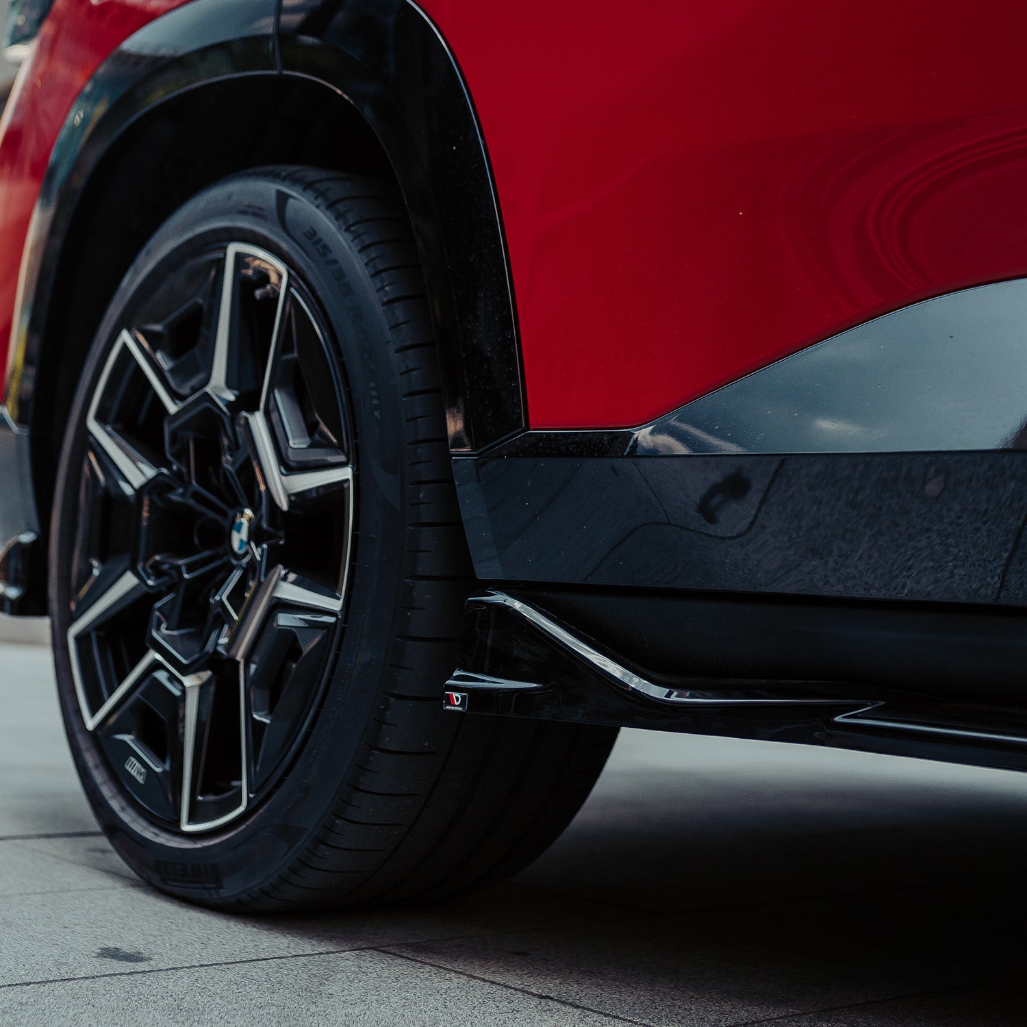Maxton Design BMW G09 XM V1 Side Skirts In Gloss Black